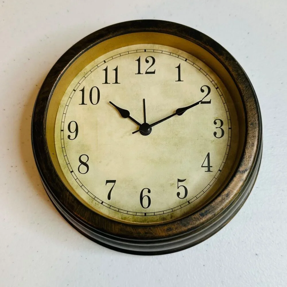 Vintage-Look Retro-Style Round Wall Clock Rustic-Look Brown Frame Analog Clock